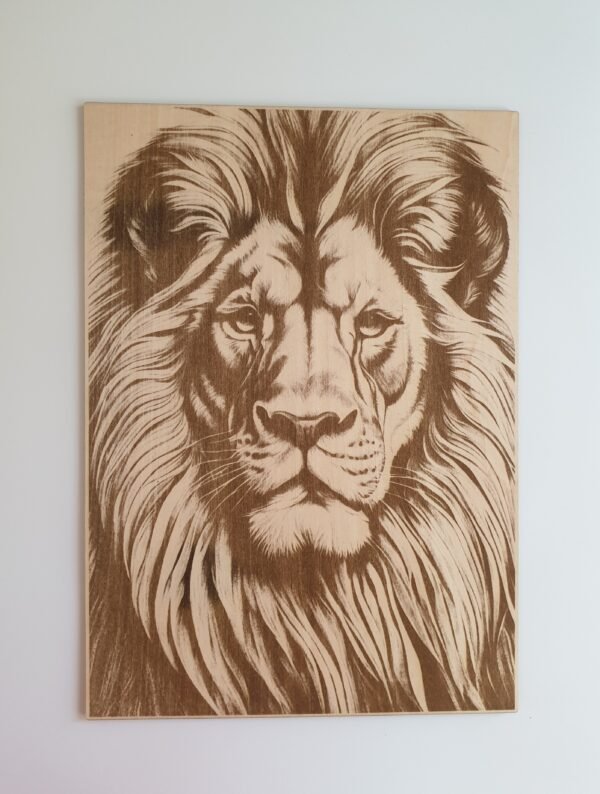 PORTRAIT ROI LION EN TILLEUL